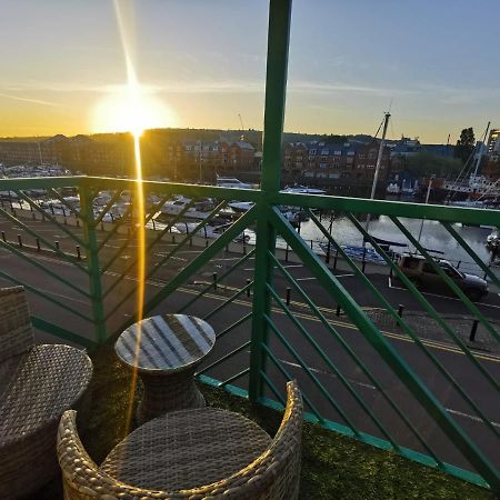 Apartment By The Beach Суонзи Екстериор снимка