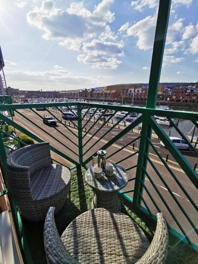 Apartment By The Beach Суонзи Екстериор снимка