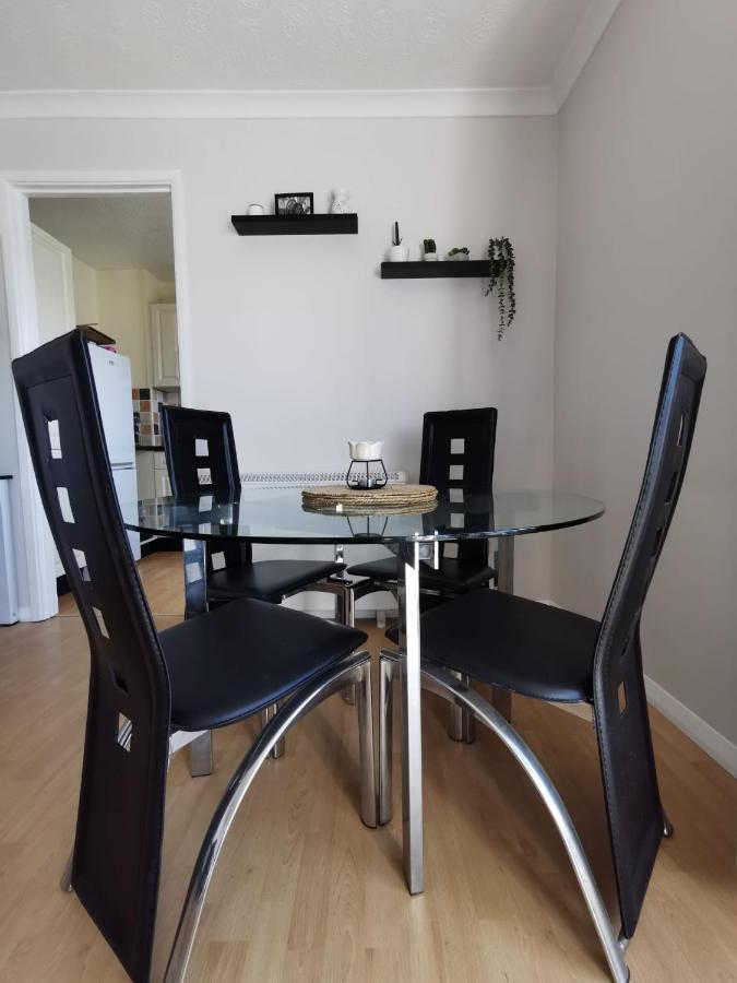 Apartment By The Beach Суонзи Екстериор снимка